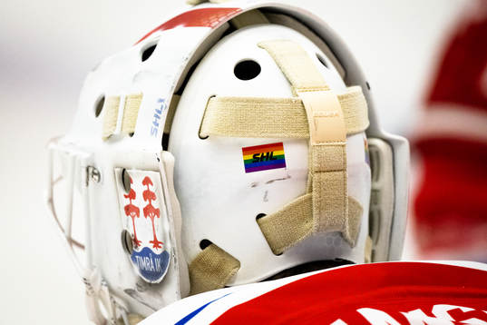 Timrås målvakt Jacob Johansson hjälm med Pride logga