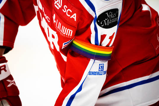 Timråspelare med pride armbindel