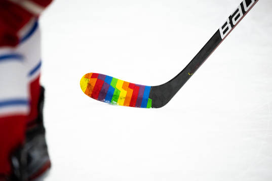 Timråklubba med Pride tejp