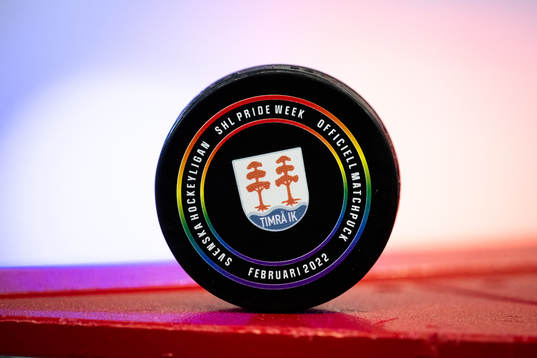 matchpuck i med prideloggan