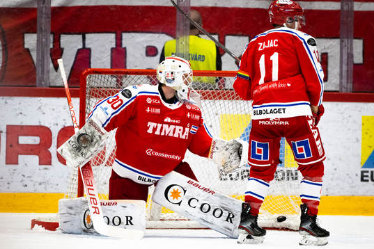 Timrås målvakt Jacob Johansson släpper in 1-1 av