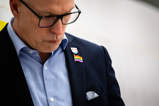 Timrås tränare Fredrik Andersson med pride pin