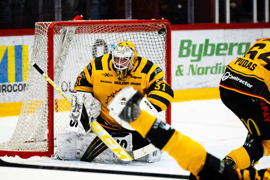 Skellefteås målvakt Strauss Mann släpper in 2-2 av