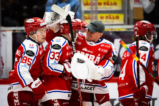 Timrås Albin Lundin och målvakt Sami Rajaniemi jublar