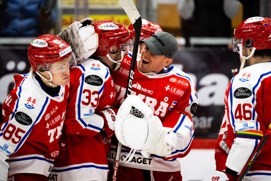 Timrås Albin Lundin och målvakt Sami Rajaniemi jublar