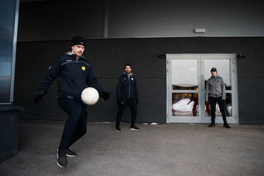 Brynäs Marcus Björk värmer upp