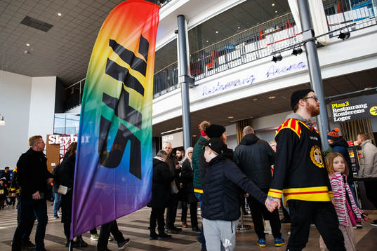 En SHL-flagga med regnbågsfärger