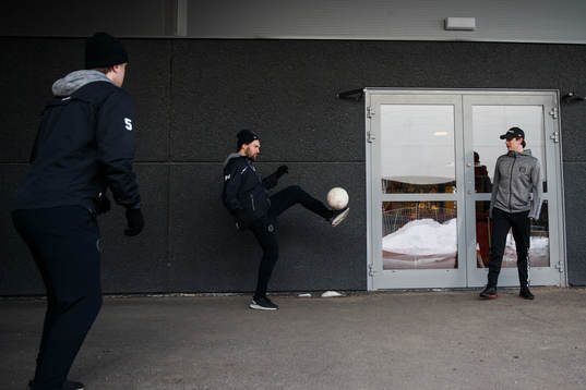 Brynäs Simon Bertilsson och Nick Olesen värmer upp