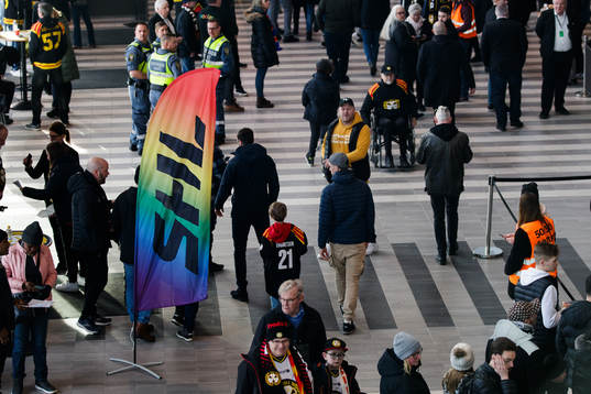 En SHL-flagga med regnbågsfärger