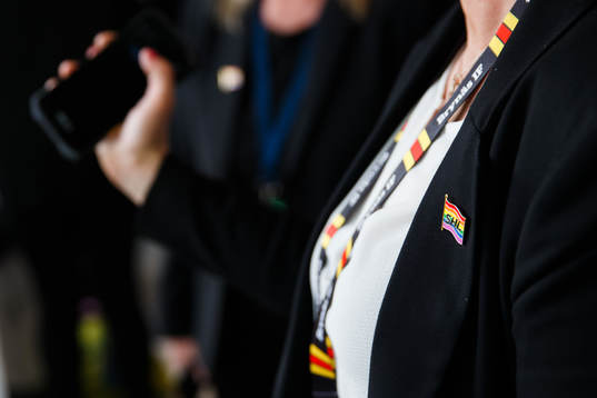 En SHL-flagga i regnbågsfärger på en funktionär