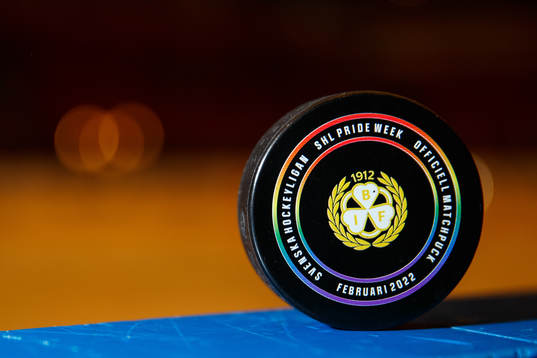 Puck med regnbågsfärger