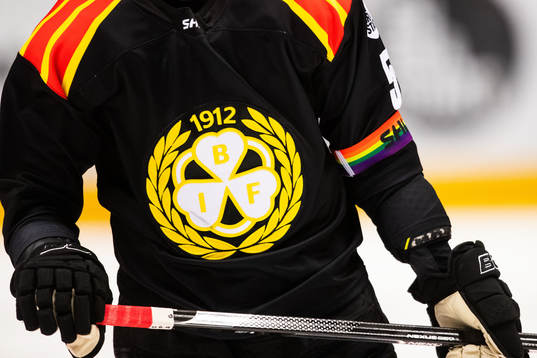 Armbindel med regnbågsfärger