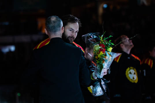 Brynäs Simon Bertilsson hyllas för 500 matcher i Brynäs