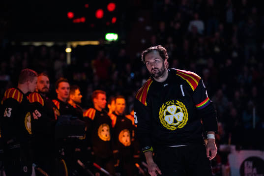 Brynäs Simon Bertilsson hyllas för 500 matcher i Brynäs