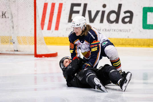Djurgårdens Marcus Sörensen och Brynäs Greg Scott