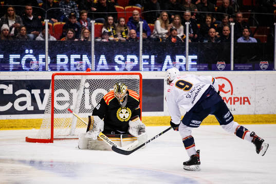 Djurgårdens Cameron Schilling gör 0-1 på Brynäs