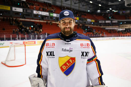 Djurgårdens pride-ambassadör målvakt Mantas Armalisunder