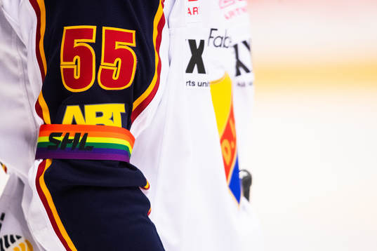 Armbindel med regnbågsfärger