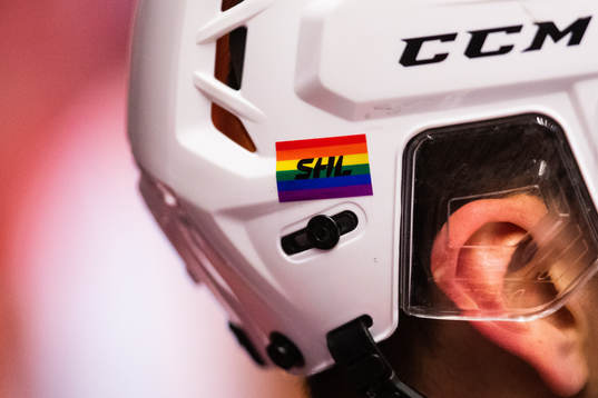 Prideflagga på hjälm