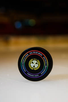 Puck med regnbågsfärger