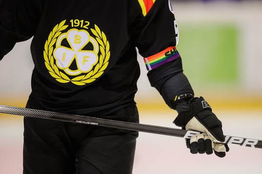 Armbindel med regnbågsflagga