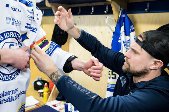 Leksands Jonas Ahnelöv hjälper till med pride armband