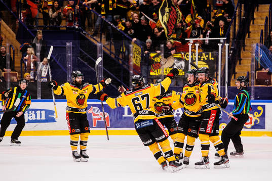 Luleås Pontus Andreasson jublar med lagkamrater
