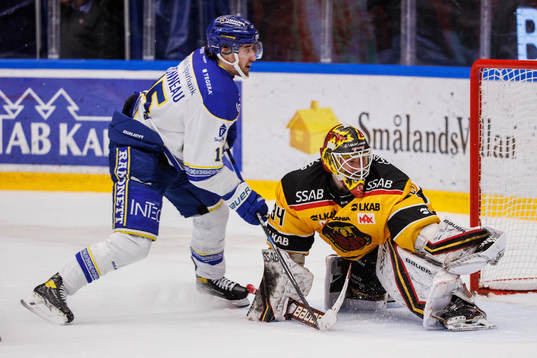 Leksands Max Veronneau och Luleås målvakt Joel Lassinantti
