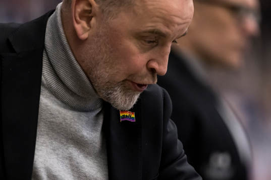 Pride pin på Luleås tränare Thomas Berglund