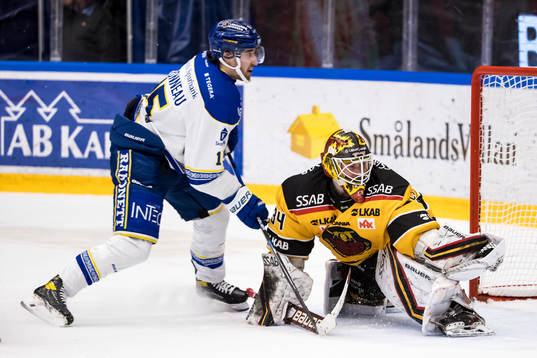 Leksands Max Veronneau och Luleås målvakt Joel Lassinantti