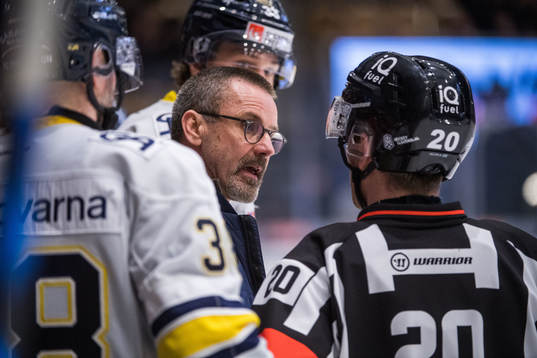 s tränare Tommy Samuelsson reagerar