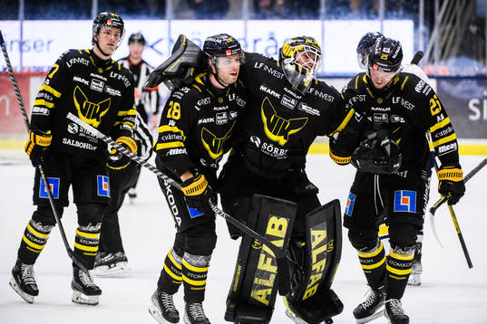 Västerås målvakt Johan Gustafsson har ont