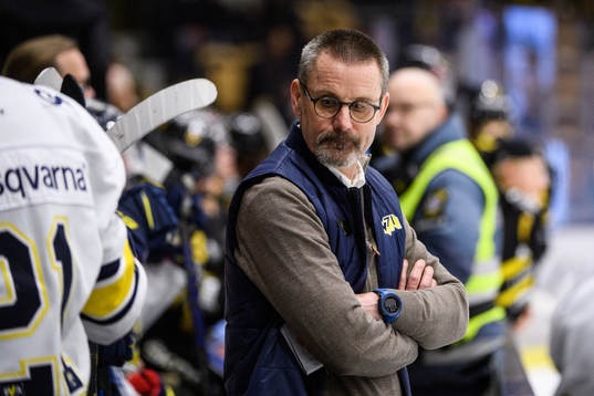 s tränare Tommy Samuelsson deppar
