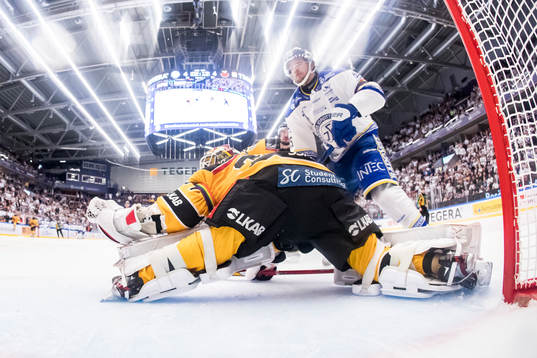 Luleås målvakt Joel Lassinantti och Leksands Max Veronneau