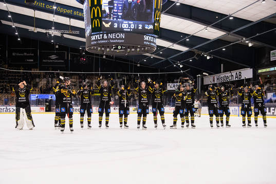 Västerås spelare jublar