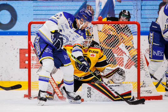 Leksands Marek Hrivik och Luleås målvakt Joel Lassinantti