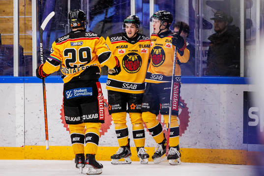 Luleås Pontus Andreasson jublar med lagkamrater