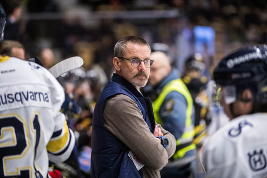 s tränare Tommy Samuelsson deppar