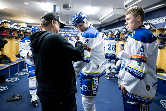 Leksands materialförvaltare Jesper Korning fixar pride