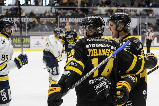 Västerås Jesper Johansson och Logan Roe jublar