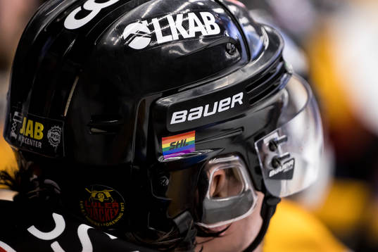 Pride klistermärke på hjälmen