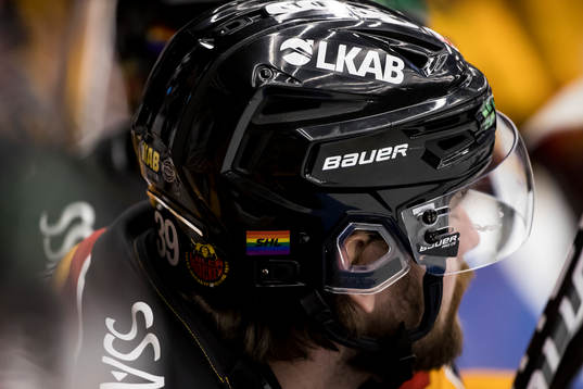 Pride klistermärke på hjälmen