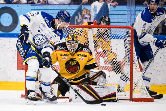 Leksands Marek Hrivik och Luleås målvakt Joel Lassinantti