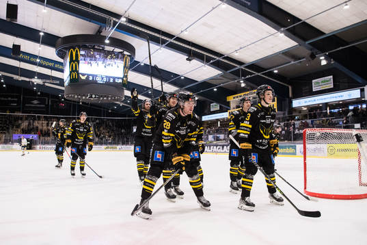 Västerås spelare jublar