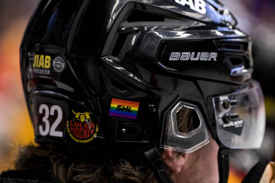 Pride klistermärke på hjälmen