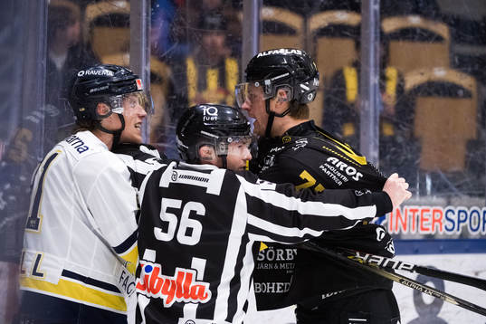 s Myles Powell och Västerås Ludvig Jardeskog bråkar