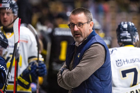s tränare Tommy Samuelsson reagerar