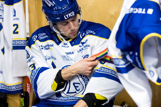 Leksands August Berg sätter på pride armband