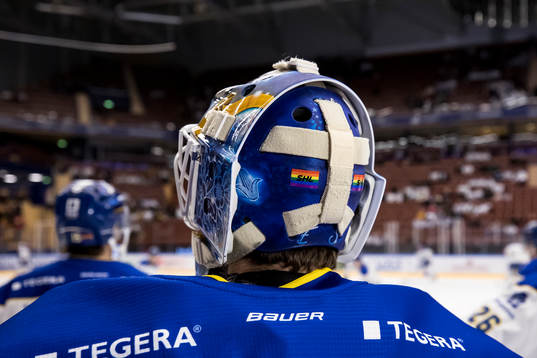 pride klistermärken på Leksands målvakt Axel Brages