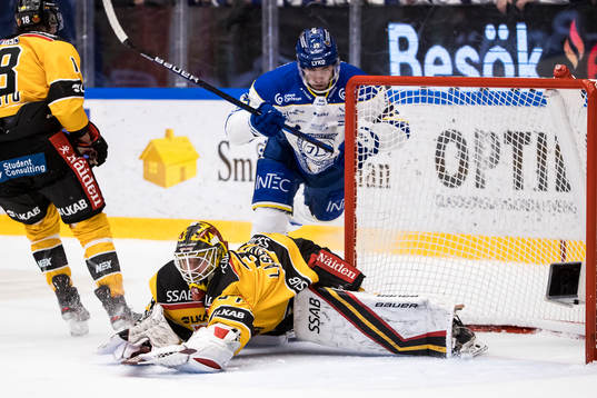 Luleås målvakt Joel Lassinantti och Leksands Max Veronneau